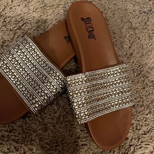 Women’s 7.5 Sandals with rhinestones
